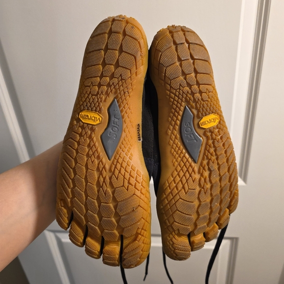 Vibram FiveFingers V-TREK Men’s EU 43 US 9.5 to 10 - Black w/ Gum Sole - Picture 4 of 8